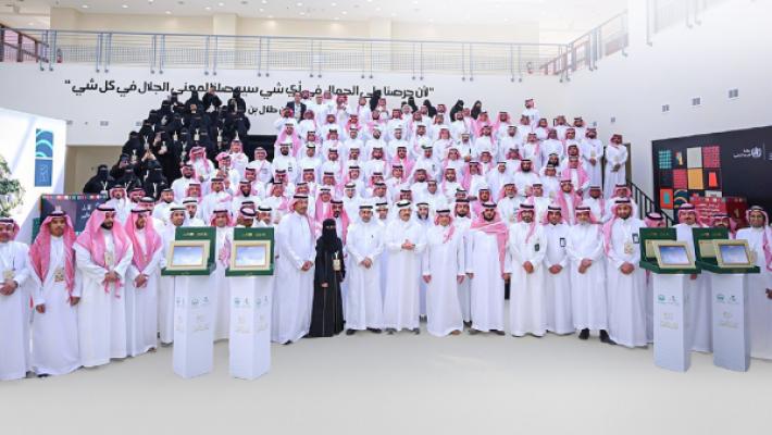 تكريم الرئيس التنفيذي للحياة للرعاية الصحية خلال حفل المدن الصحية بعسير